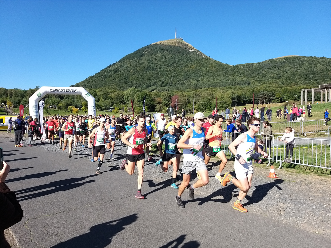 Départ de la Course des Volcans sous le soleil et le regard du Puy de Dôme