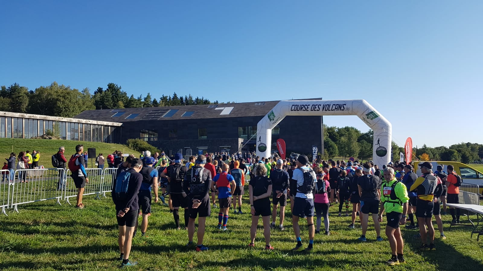 Les coureurs commencent à se rassembler dans l'aire de départ avant le lancement du 25km