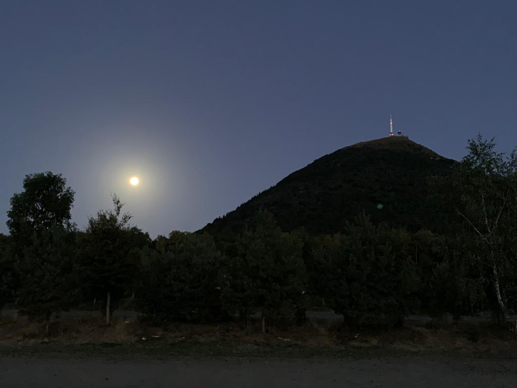 Le Puy de Dôme accompagné de la pleine lune à l'arrivée des premiers bénévoles le matin de la Course