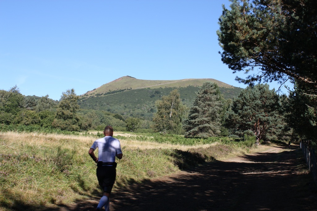 Coureur de la Course des Volcans dans les chemins au pied du Pariou