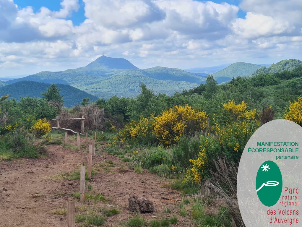 Panorama dans le Parc des volcans d'Auvergne avec, entre autres, le Puy de Dôme, le Puy de Pariou et le Puy des goules